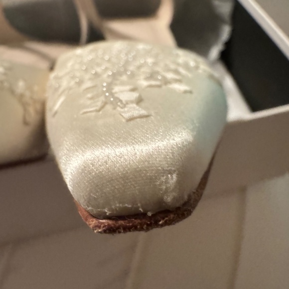 Vintage Stuart Weitzman Vera Wang Rangoon Satin- 8.5 M-heel damaged from grass - Picture 8 of 12